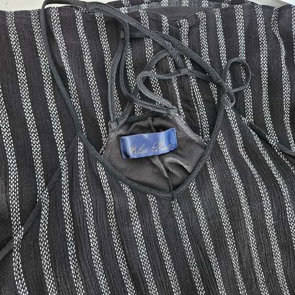 4 pieces: 3 dresses and 1 romper, excellent condition Size M perfect for teens. - Picture 5 of 6